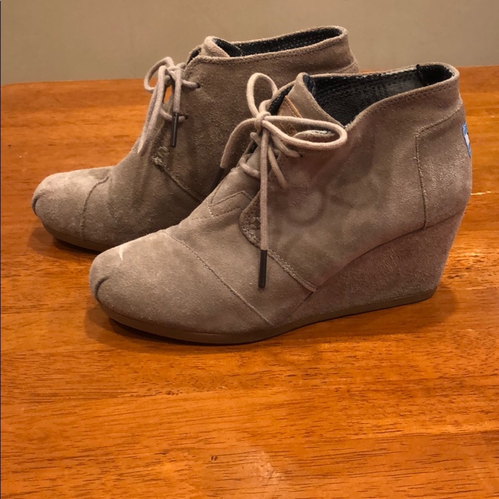 TOMS tan wedges